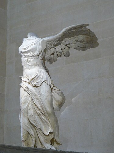 1280px-Victoire_de_Samothrace_-_vue_de_trois-quart_gauche,gros_plan_de_la_statue(2)