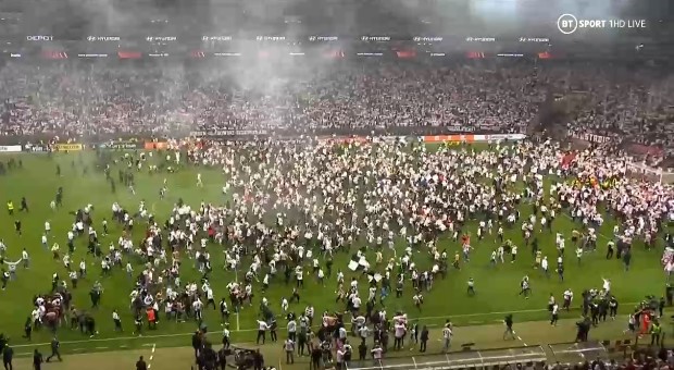 Pitch invasion Frankfurt